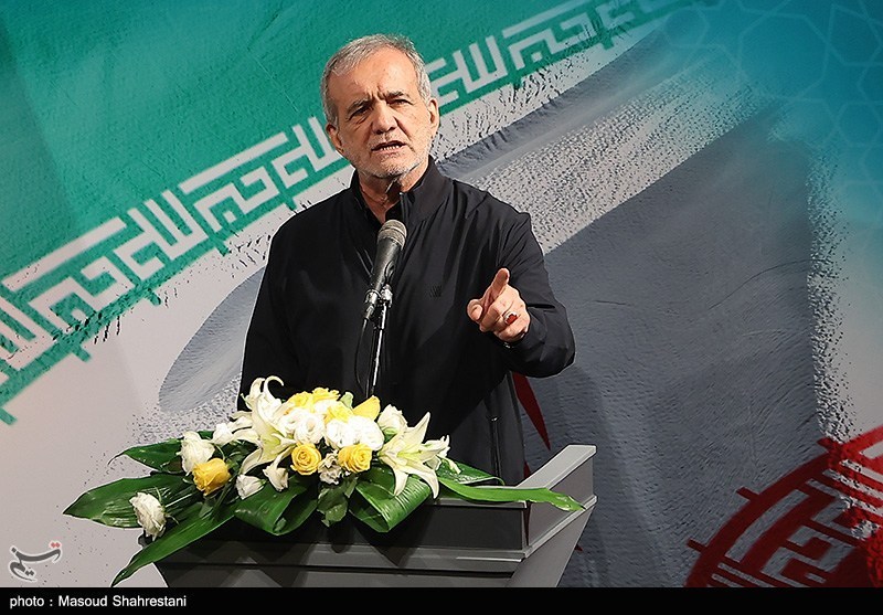 حضور رئیسجمهور در یادبود شهدای فرهنگ و هنر و رسانه/ همه تلاشمان را میکنیم قدردان این اتحاد مردم باشیم