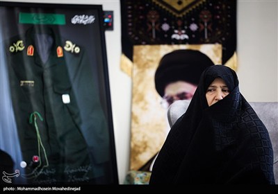 دیدار جمعی از چهره های رسانه ای زنان با خانواده شهید باقری