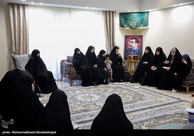 دیدار جمعی از چهره های رسانه ای زنان با خانواده شهید باقری