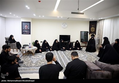 دیدار جمعی از چهره های رسانه ای زنان با خانواده شهید باقری