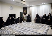 دیدار جمعی از چهره های رسانه ای زنان با خانواده شهید باقری