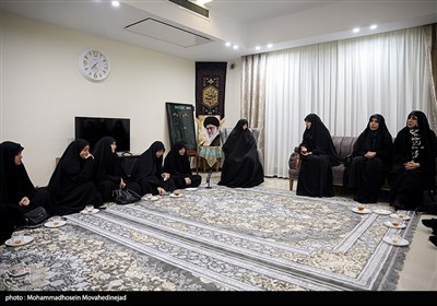 دیدار جمعی از چهره های رسانه ای زنان با خانواده شهید باقری