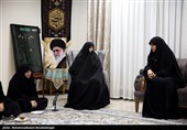 دیدار جمعی از چهره های رسانه ای زنان با خانواده شهید باقری