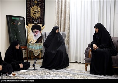 دیدار جمعی از چهره های رسانه ای زنان با خانواده شهید باقری