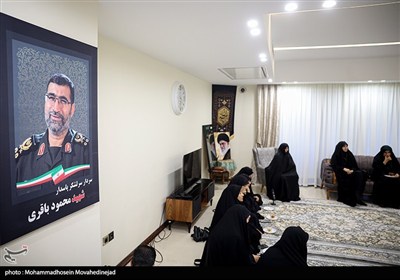 دیدار جمعی از چهره های رسانه ای زنان با خانواده شهید باقری