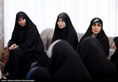 دیدار جمعی از چهره های رسانه ای زنان با خانواده شهید باقری