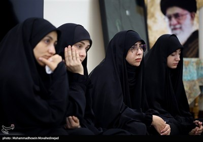 دیدار جمعی از چهره های رسانه ای زنان با خانواده شهید باقری