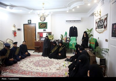 تجلیل خادمان حرم بانوی کرامت از خانواده سه شهید دفاع مقدس 12 روزه