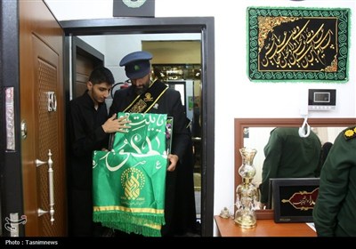 تجلیل خادمان حرم بانوی کرامت از خانواده سه شهید دفاع مقدس 12 روزه