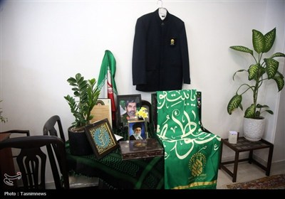 تجلیل خادمان حرم بانوی کرامت از خانواده سه شهید دفاع مقدس 12 روزه