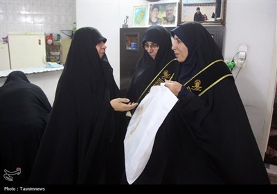 تجلیل خادمان حرم بانوی کرامت از خانواده سه شهید دفاع مقدس 12 روزه