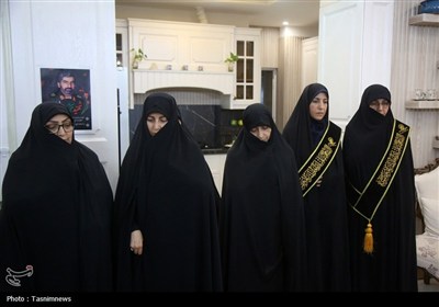 تجلیل خادمان حرم بانوی کرامت از خانواده سه شهید دفاع مقدس 12 روزه