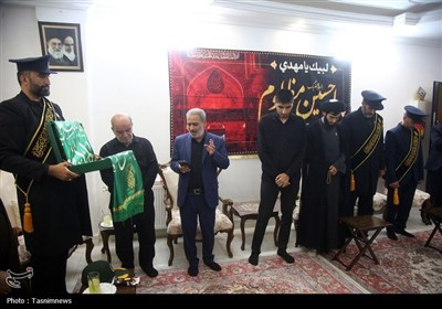 تجلیل خادمان حرم بانوی کرامت از خانواده سه شهید دفاع مقدس 12 روزه