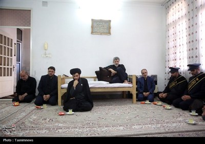تجلیل خادمان حرم بانوی کرامت از خانواده سه شهید دفاع مقدس 12 روزه