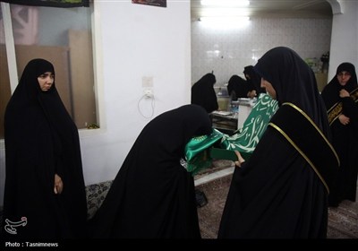 تجلیل خادمان حرم بانوی کرامت از خانواده سه شهید دفاع مقدس 12 روزه