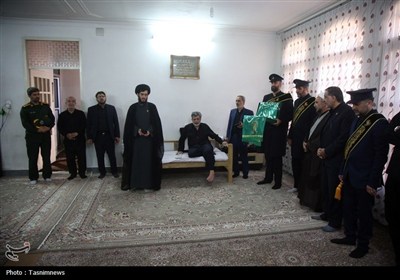 تجلیل خادمان حرم بانوی کرامت از خانواده سه شهید دفاع مقدس 12 روزه