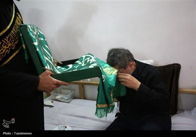 تجلیل خادمان حرم بانوی کرامت از خانواده سه شهید دفاع مقدس 12 روزه