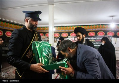 تجلیل خادمان حرم بانوی کرامت از خانواده سه شهید دفاع مقدس 12 روزه