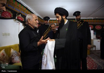 تجلیل خادمان حرم بانوی کرامت از خانواده سه شهید دفاع مقدس 12 روزه