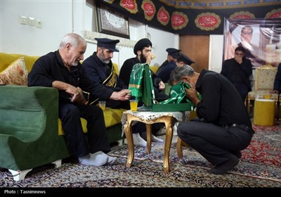 تجلیل خادمان حرم بانوی کرامت از خانواده سه شهید دفاع مقدس 12 روزه