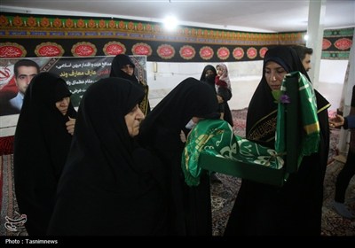 تجلیل خادمان حرم بانوی کرامت از خانواده سه شهید دفاع مقدس 12 روزه
