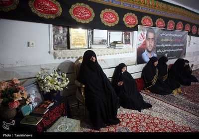تجلیل خادمان حرم بانوی کرامت از خانواده سه شهید دفاع مقدس 12 روزه