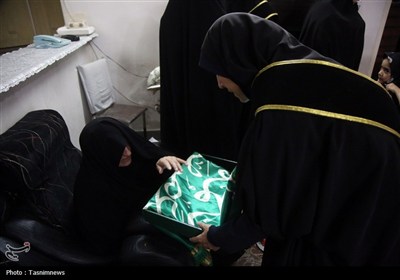 تجلیل خادمان حرم بانوی کرامت از خانواده سه شهید دفاع مقدس 12 روزه