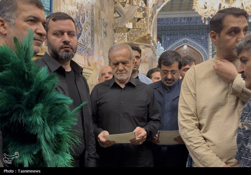 رئیس‌جمهور به زیارت حرم حضرت معصومه(س) مشرف شد/ادای احترام به شهید ایزدی