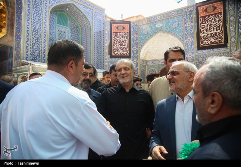 رئیس‌جمهور به زیارت حرم حضرت معصومه(س) مشرف شد/ادای احترام به شهید ایزدی