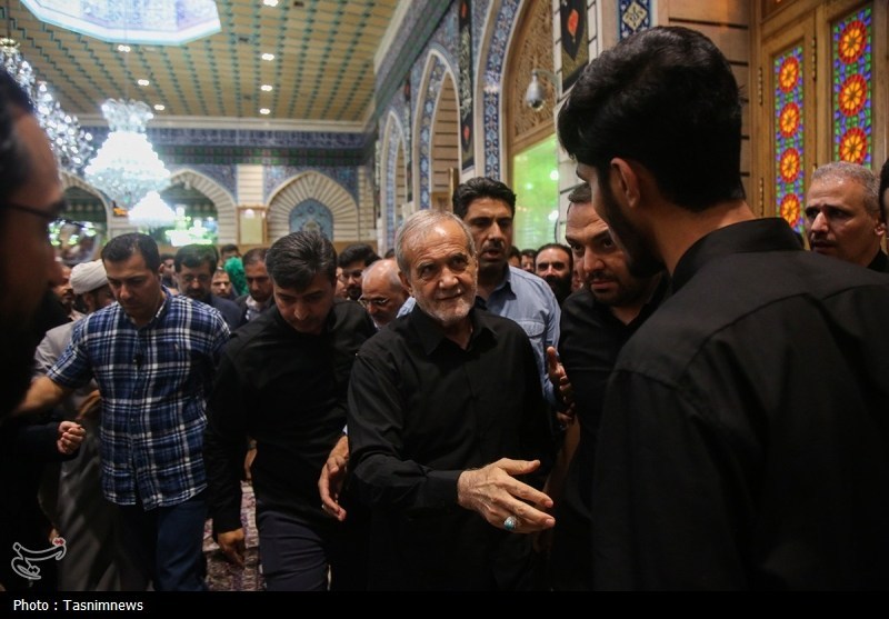 رئیس‌جمهور به زیارت حرم حضرت معصومه(س) مشرف شد/ادای احترام به شهید ایزدی