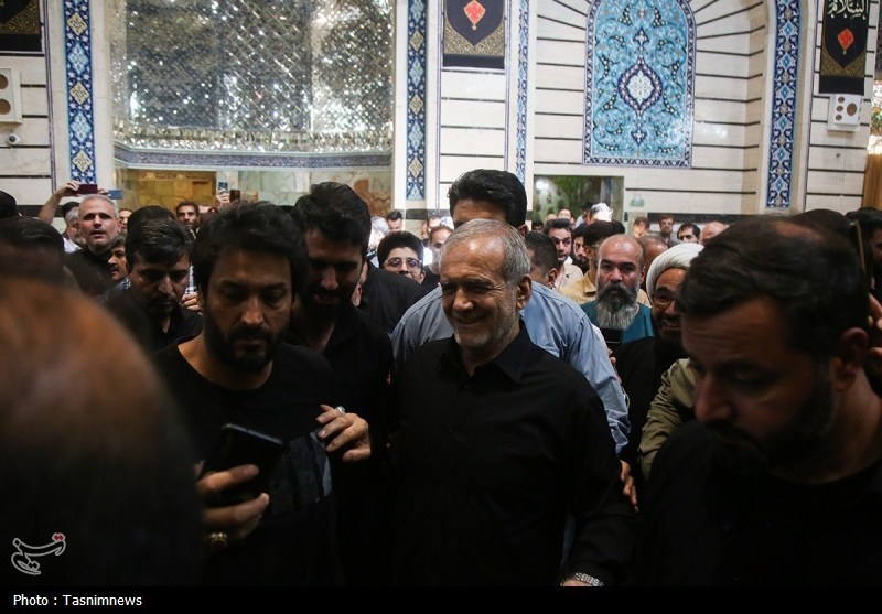 رئیس‌جمهور به زیارت حرم حضرت معصومه(س) مشرف شد/ادای احترام به شهید ایزدی