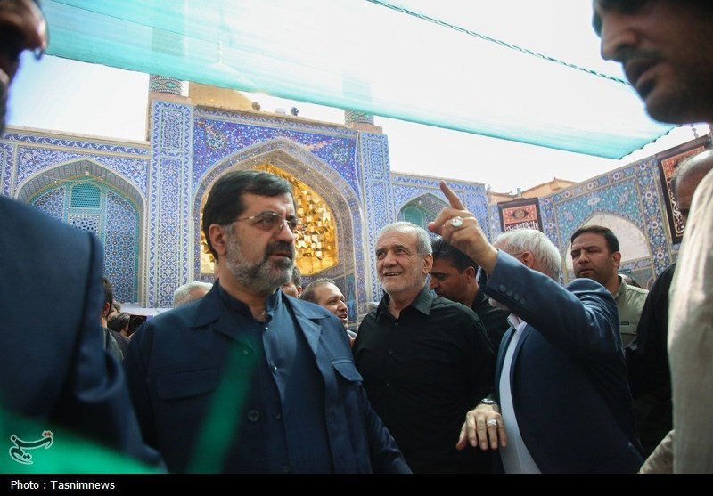 رئیس‌جمهور به زیارت حرم حضرت معصومه(س) مشرف شد/ادای احترام به شهید ایزدی