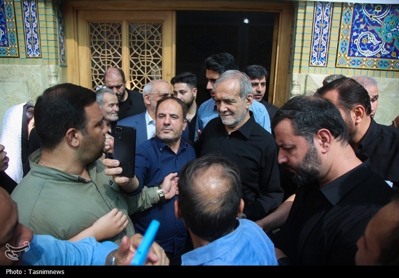 رئیس‌جمهور به زیارت حرم حضرت معصومه(س) مشرف شد/ادای احترام به شهید ایزدی