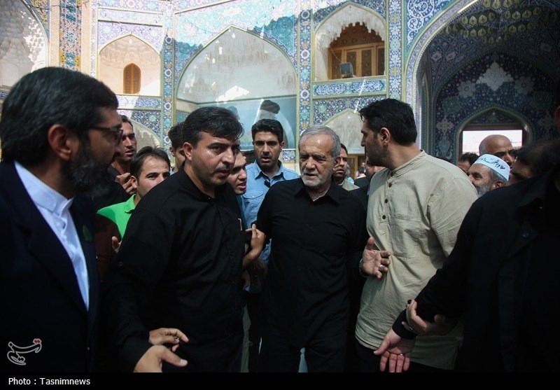 رئیس‌جمهور به زیارت حرم حضرت معصومه(س) مشرف شد/ادای احترام به شهید ایزدی