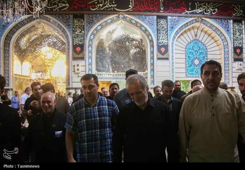 رئیس‌جمهور به زیارت حرم حضرت معصومه(س) مشرف شد/ادای احترام به شهید ایزدی