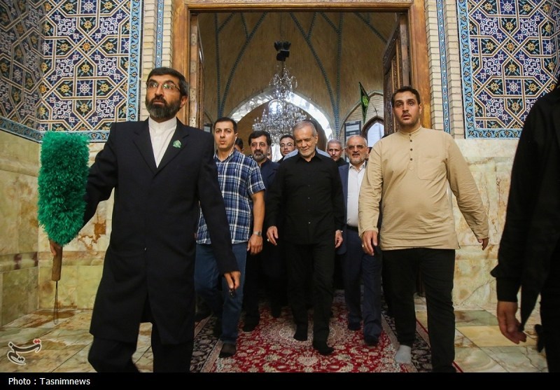 رئیس‌جمهور به زیارت حرم حضرت معصومه(س) مشرف شد/ادای احترام به شهید ایزدی