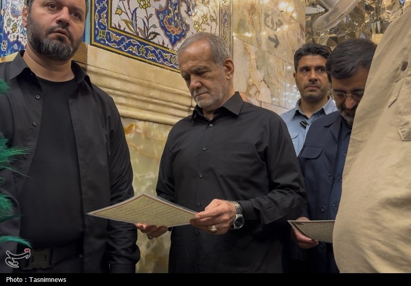 رئیس‌جمهور به زیارت حرم حضرت معصومه(س) مشرف شد/ادای احترام به شهید ایزدی