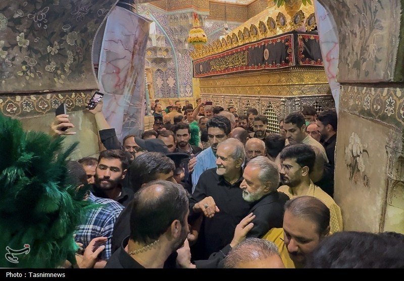 رئیس‌جمهور به زیارت حرم حضرت معصومه(س) مشرف شد/ادای احترام به شهید ایزدی