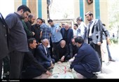 ادای احترام رئیس‌ جمهور به شهید گمنام در میدان حافظ منطقه نیروگاه قم+ تصویر