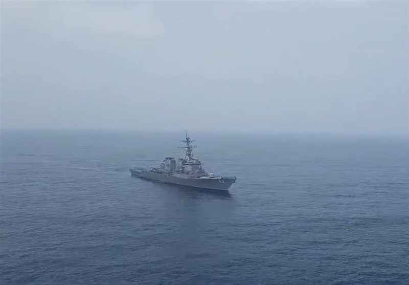 Вертолёт ВМС Ирана предупреждает американский эсминец в Оманском море