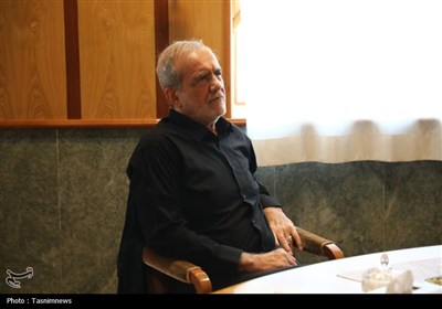 دیدار پزشکیان با نمایندگان قم و طلاب کرمانی