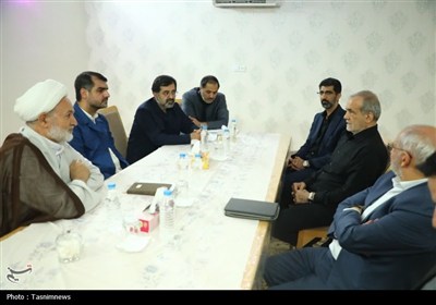دیدار پزشکیان با نمایندگان قم و طلاب کرمانی