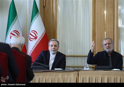 نشست رئیس جمهور با معاونان و مدیران وزارت امور خارجه