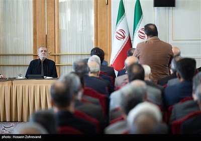 نشست رئیس جمهور با معاونان و مدیران وزارت امور خارجه