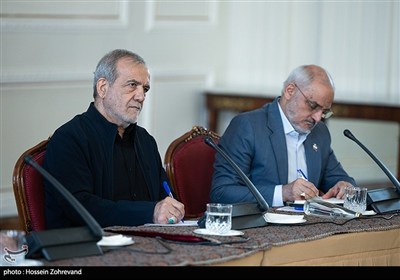 نشست رئیس جمهور با معاونان و مدیران وزارت امور خارجه