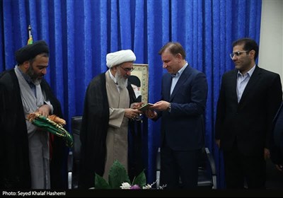 تجلیل از دست‌اندرکاران نماز جمعه بوشهر به مناسبت 5 مرداد
