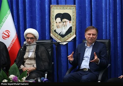 تجلیل از دست‌اندرکاران نماز جمعه بوشهر به مناسبت 5 مرداد