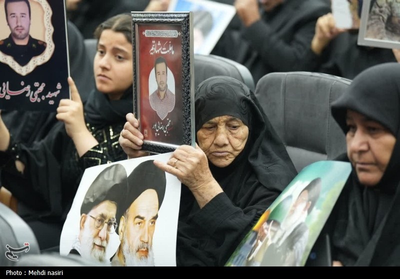 خون شهدا بیمه‌گر انقلاب؛ ملت ایران تا آخر پای عهدشان می‌ایستند