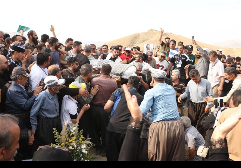 تشییع پیکر حافظ محیط‌زیست در سنندج/ «خبات امینی» آرام گرفت+تصویر