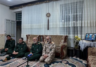 دیدار فرمانده نیروی زمینی سپاه با خانوادههای شهدای اقتدار کرمانشاه